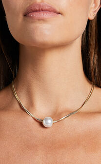Carmie Pearl Necklace in Gold Pearl